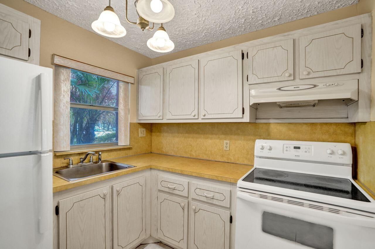 9460 Sunrise Lakes Boulevard #106, Sunrise, FL 33322 photo 4