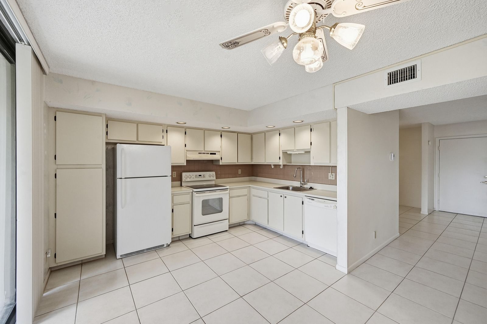 5370 Las Verdes Circle #219, Delray Beach, FL 33484 photo 3