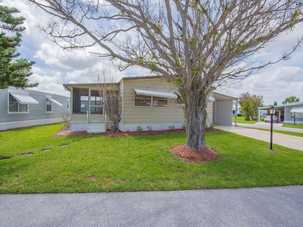 225 NE Forrest Court, Jensen Beach, FL 34957 photo 2