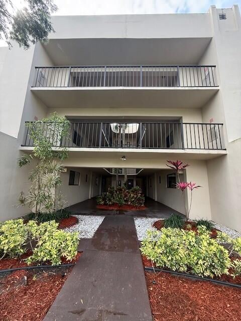 5220 Las Verdes Circle #108, Delray Beach, FL 33484 photo 2