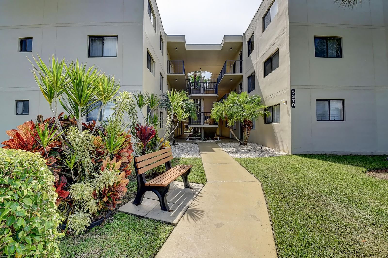 5370 Las Verdes Circle #324, Delray Beach, FL 33484 photo 4