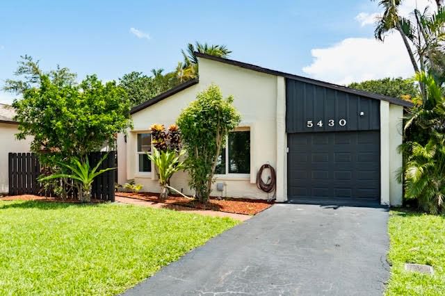 5430 Mirror Lakes Boulevard, Boynton Beach, FL 33472 photo 2