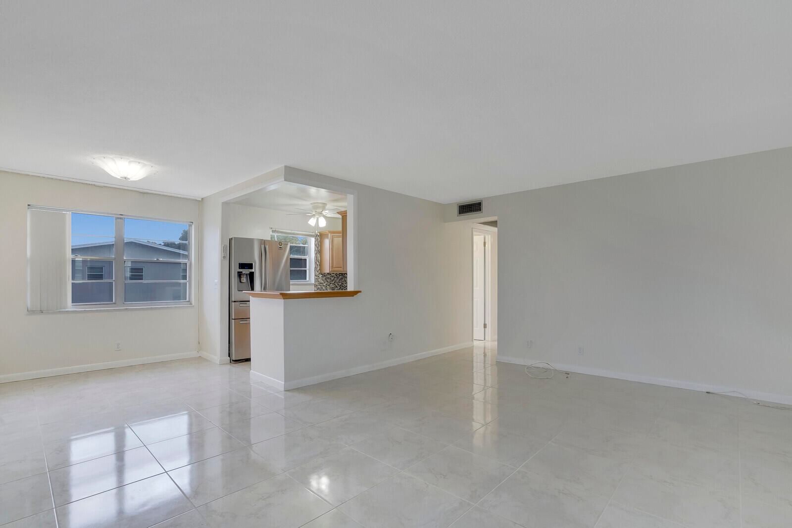 136 Somerset G, West Palm Beach, FL 33417 photo 2