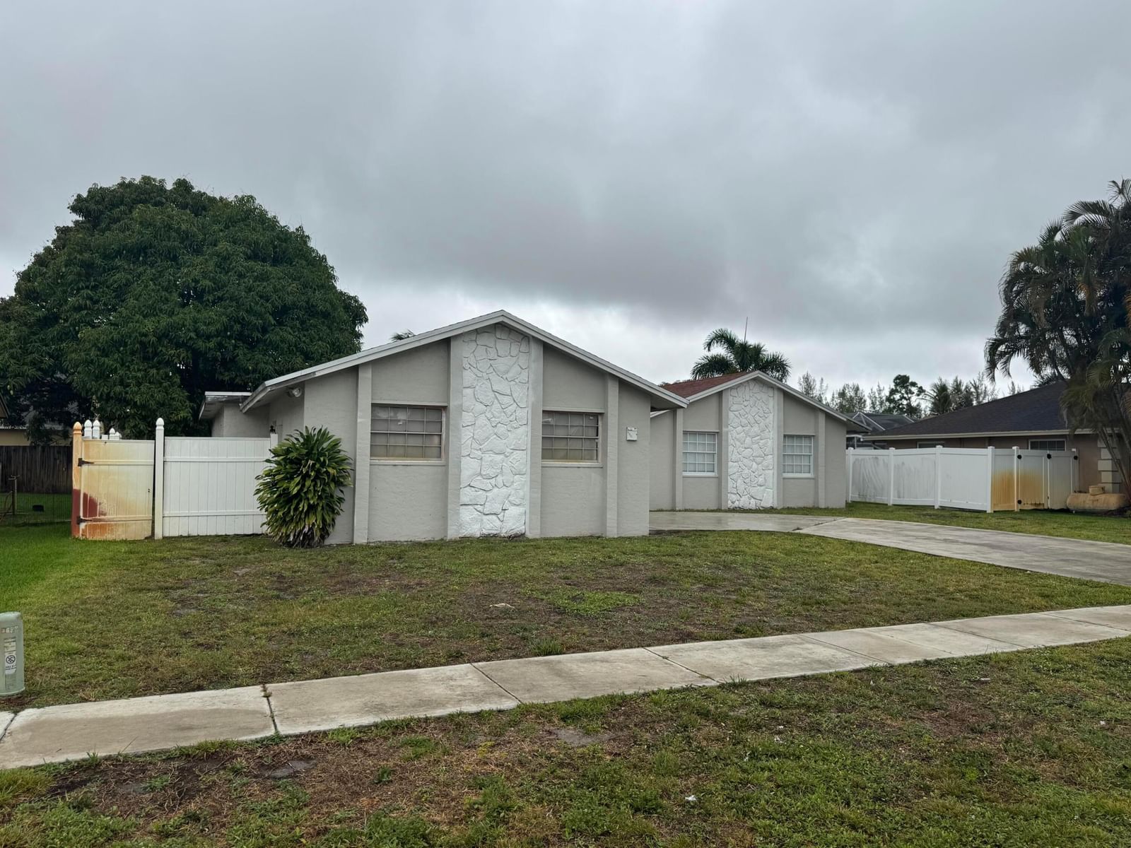 589 Cashiers Drive, West Palm Beach, FL 33413 photo 2