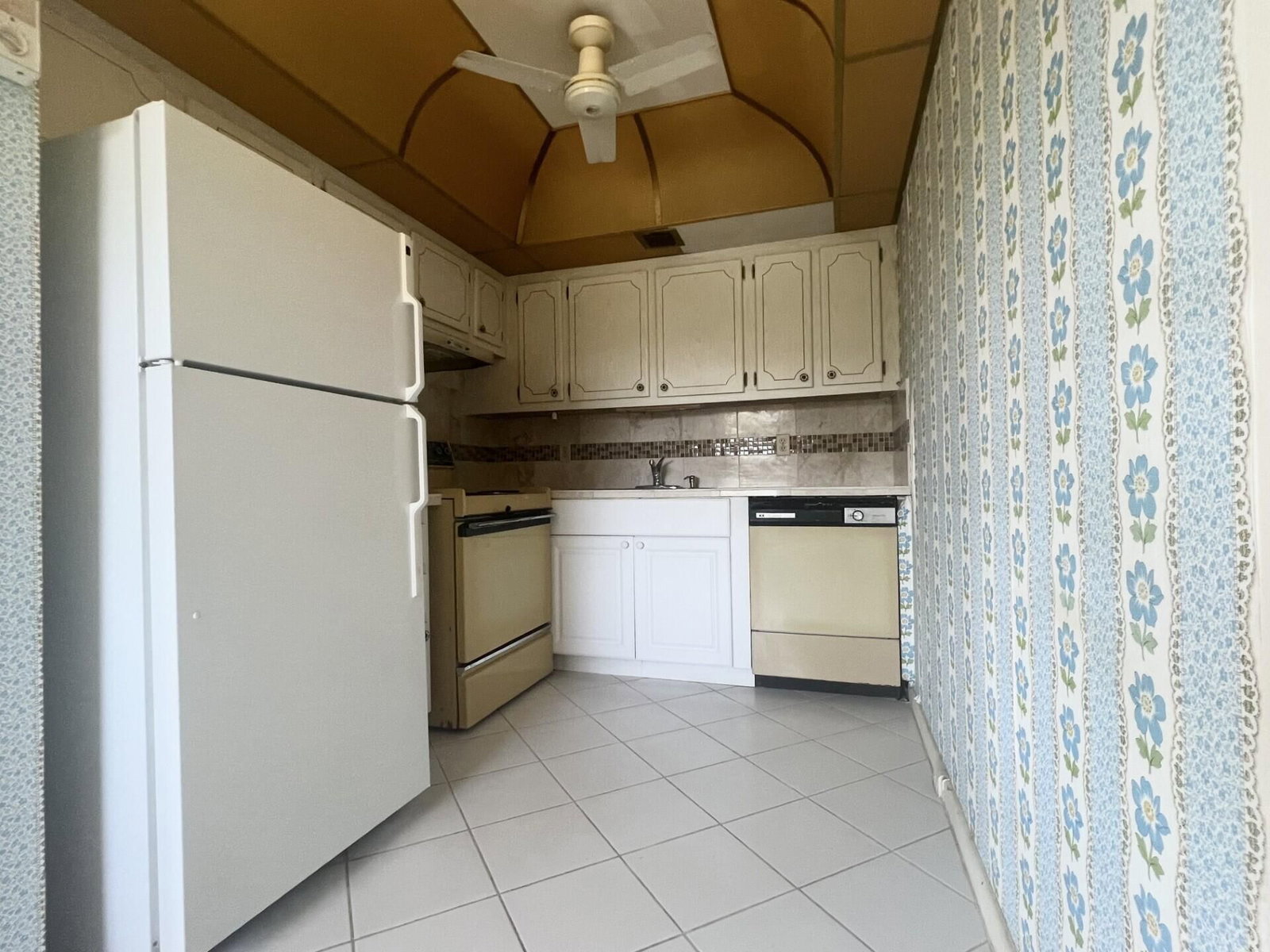 392 Grantham F #392, Deerfield Beach, FL 33442 photo 2