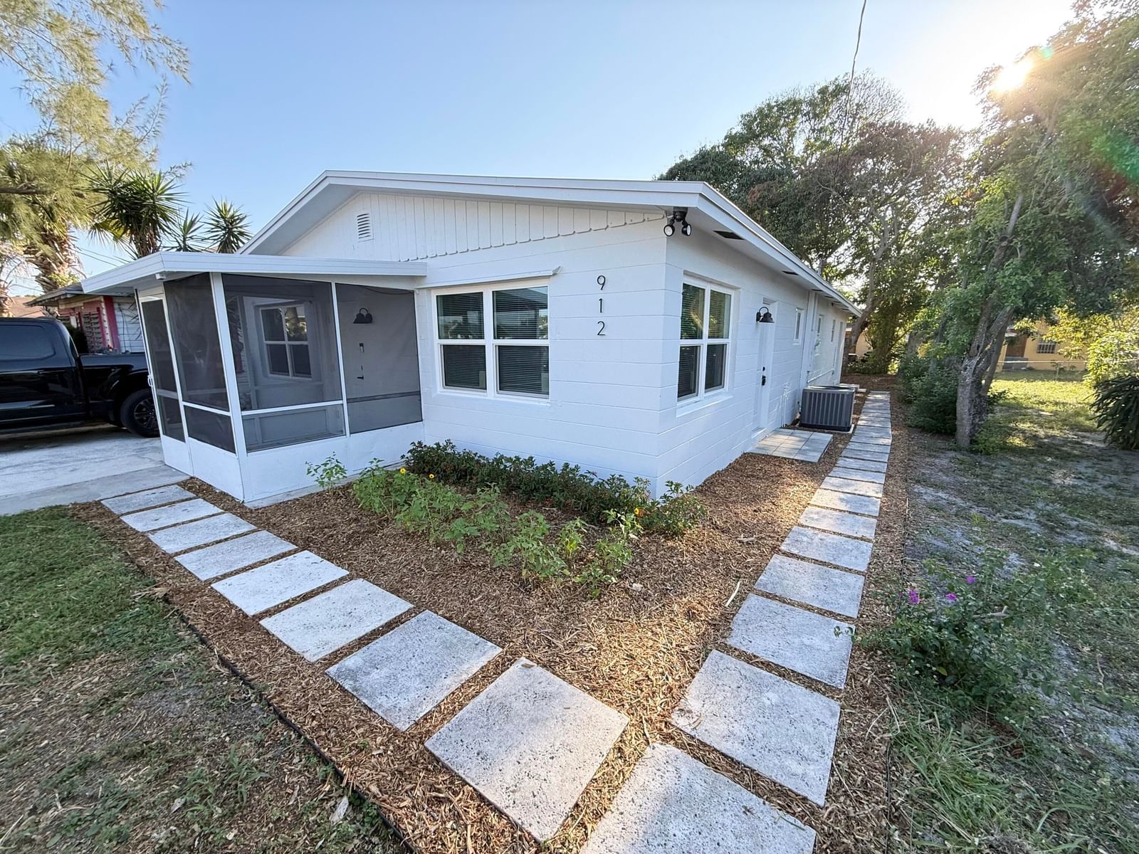 912 SE Tarpon Avenue, Stuart, FL 34994 photo 2