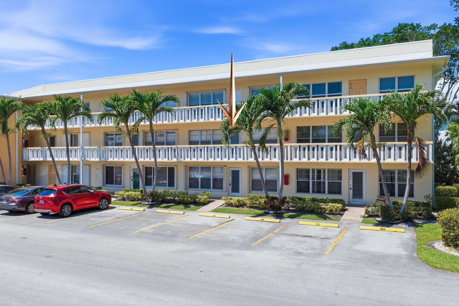 213 Wellington E, West Palm Beach, FL 33417 photo 2
