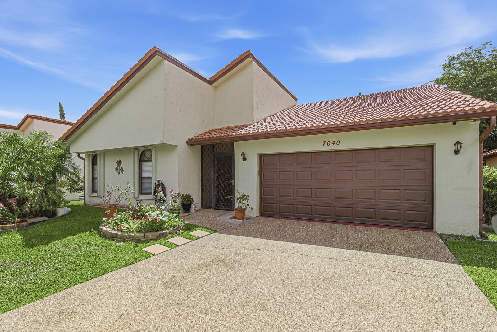 7040 Golf Pointe Circle, Tamarac, FL 33321 photo 2