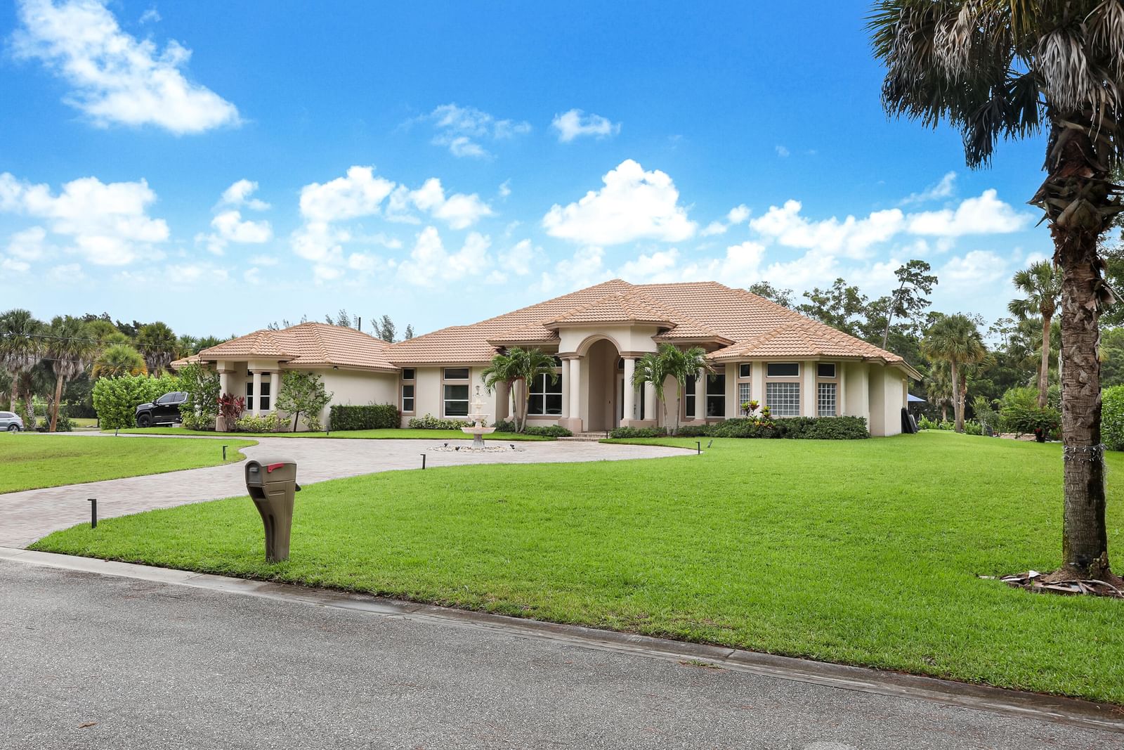 142 Brynhurst Court, West Palm Beach, FL 33413 photo 2
