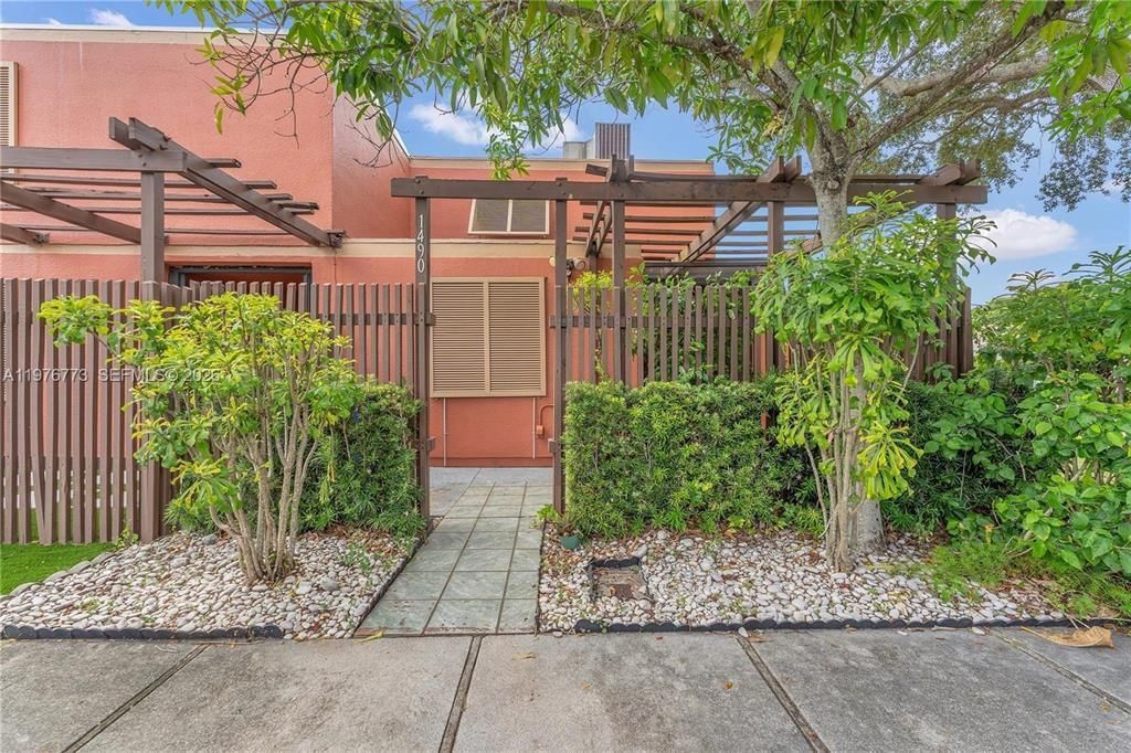 1490 Laguna Lane, Pembroke Pines, FL 33026 photo 2