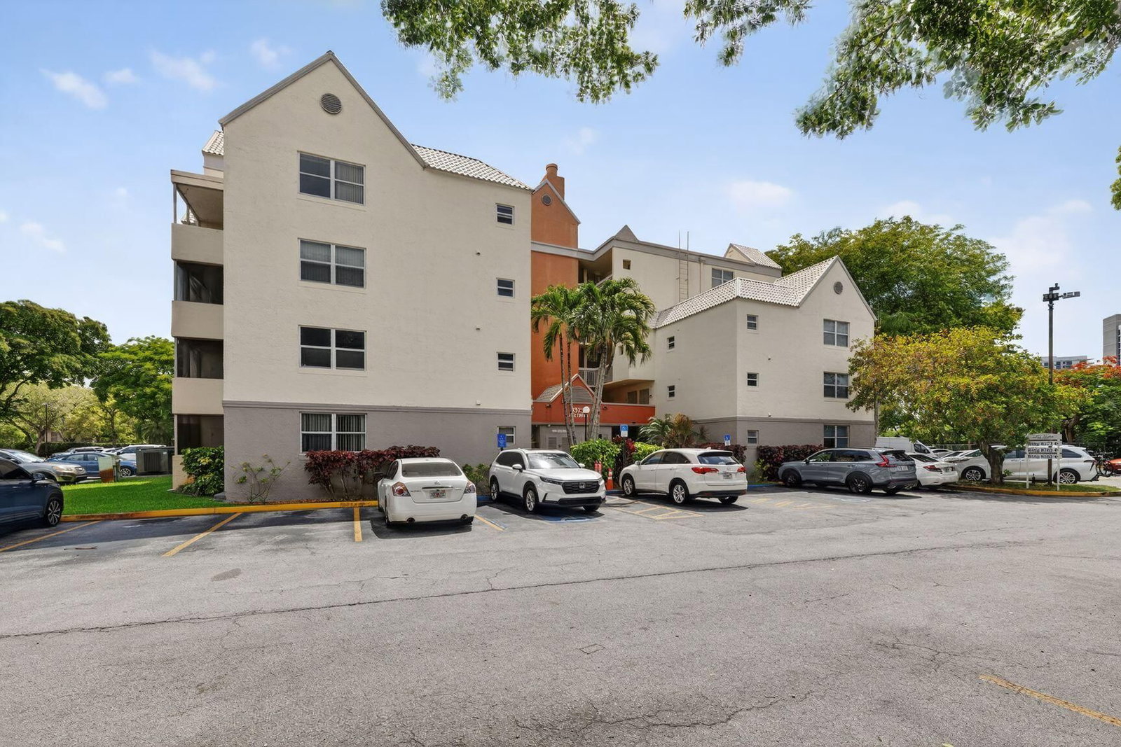 8373 Lake Drive #Apt 307, Doral, FL 33166 photo 2