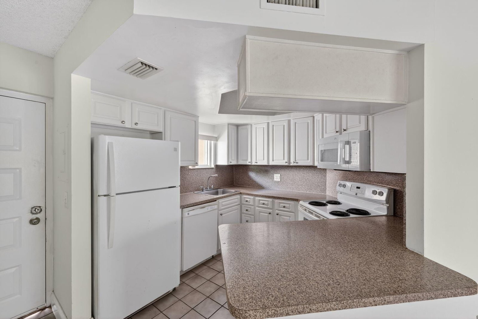 8373 Lake Drive #Apt 307, Doral, FL 33166 photo 5