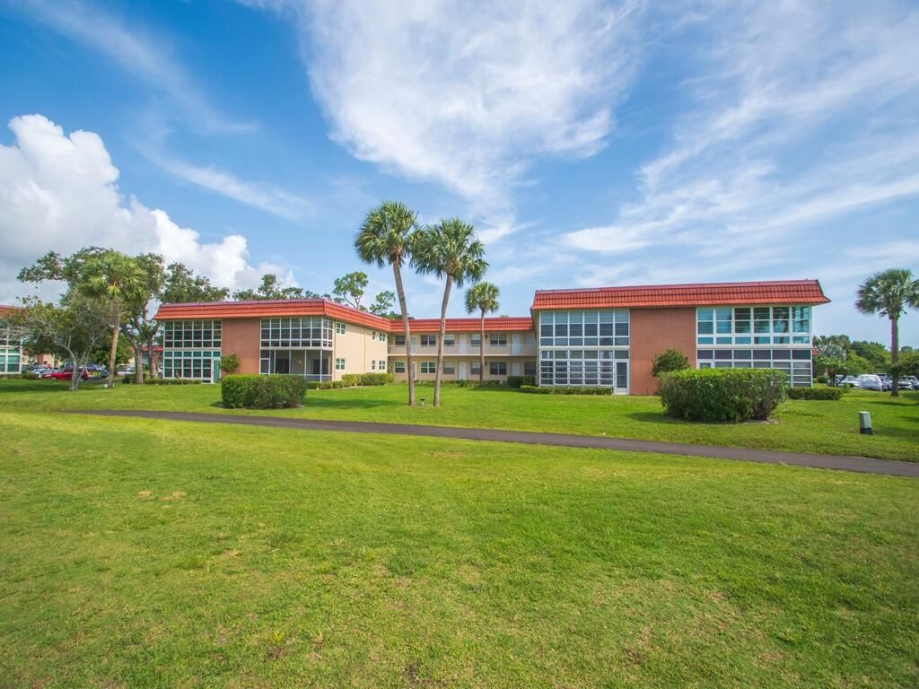 105 Spring Lake Court #102, Vero Beach, FL 32962 photo 3