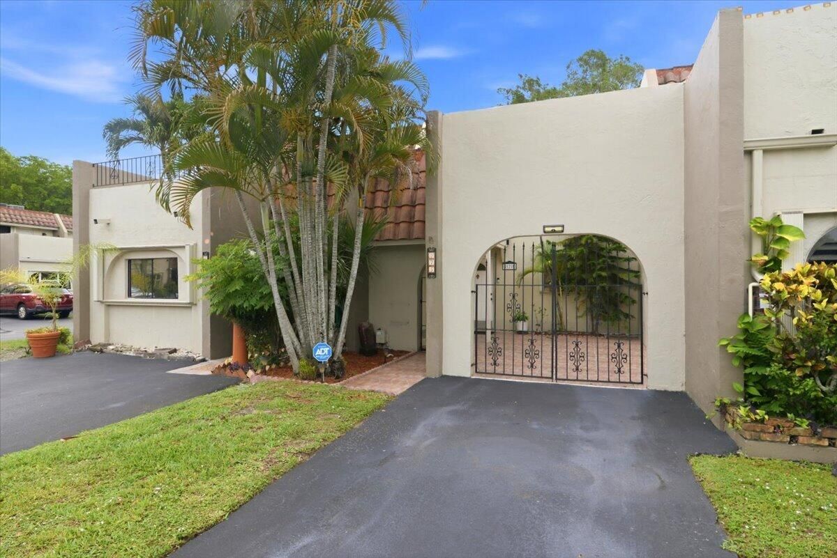 275 Jacaranda Drive, Plantation, FL 33324 photo 2