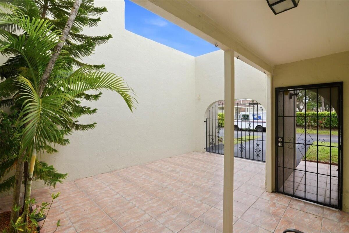 275 Jacaranda Drive, Plantation, FL 33324 photo 5