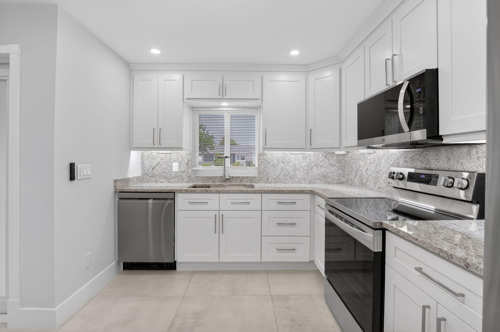 6049 Vía Diana, Delray Beach, FL 33484 photo 2