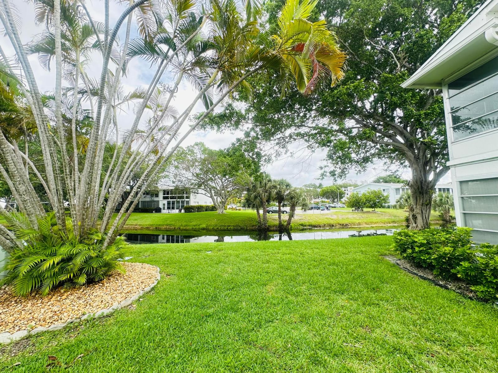 86 Markham E, Deerfield Beach, FL 33442 photo 2