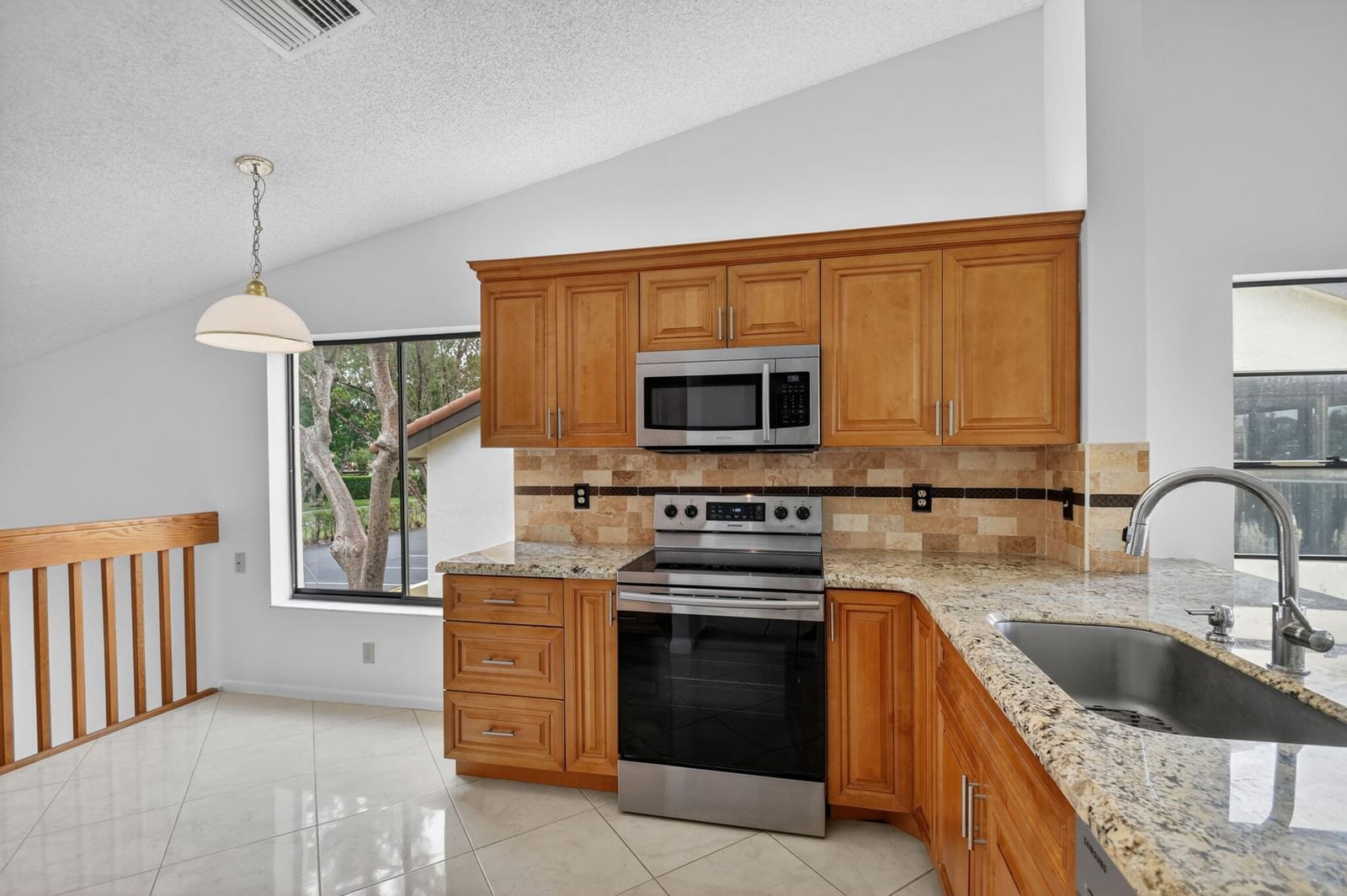 10231 N Circle Lake Drive #201, Boynton Beach, FL 33437 photo 2