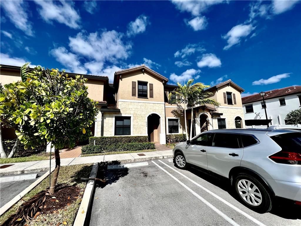 10490 W 33rd Way, Hialeah, FL 33018 photo 2