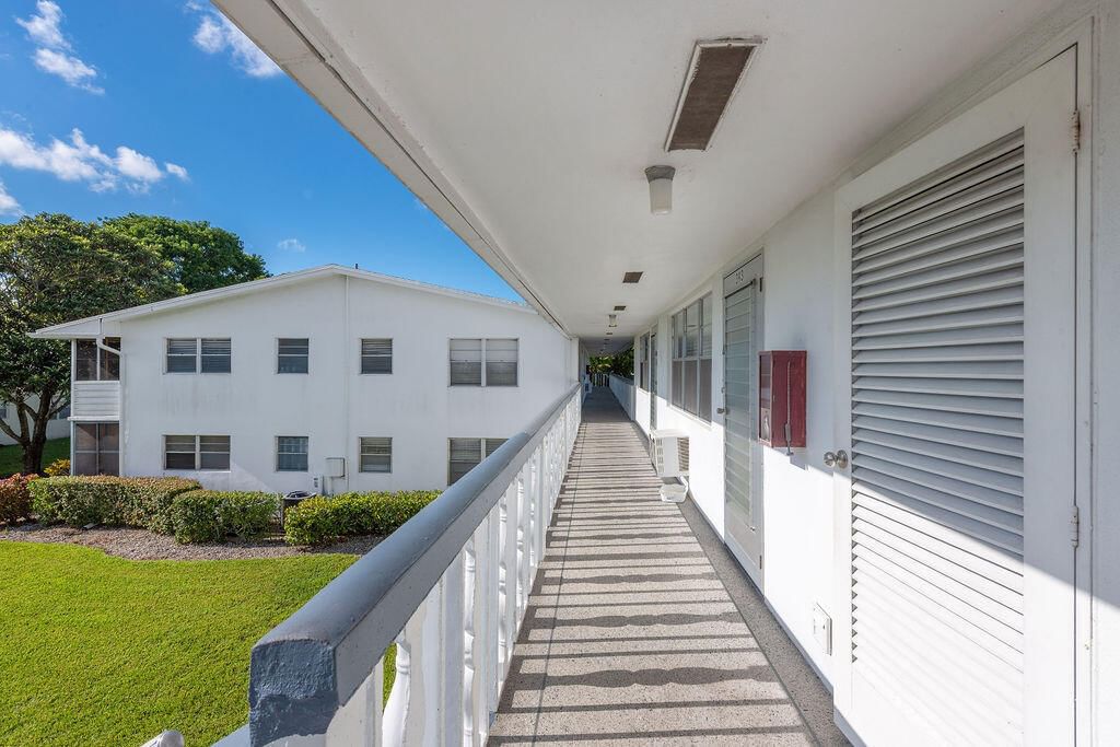 393 Windsor Dr, West Palm Beach, FL 33417 photo 3