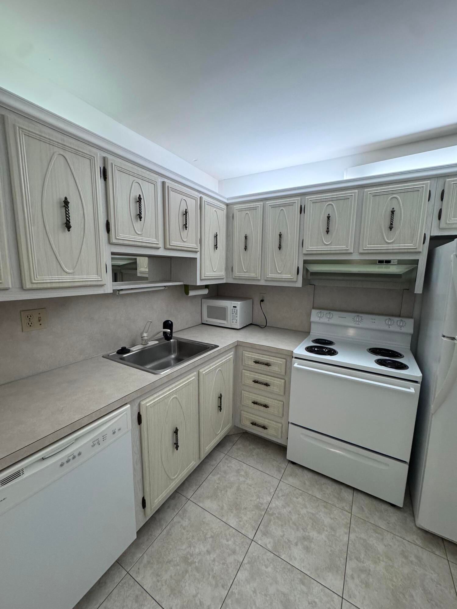 5660 SW 3rd Place #105, Margate, FL 33068 photo 2