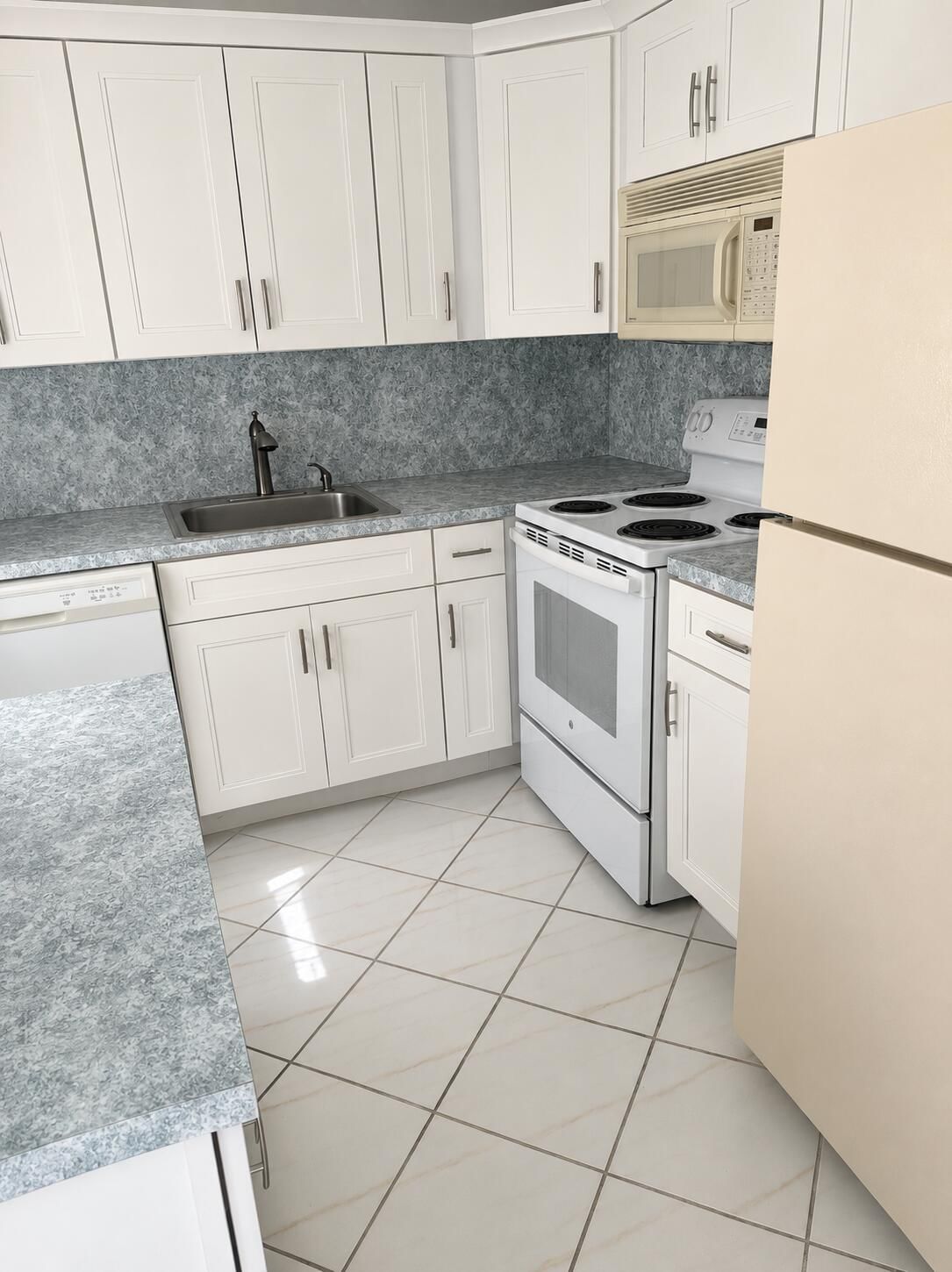 305 Fanshaw H, Boca Raton, FL 33434 photo 2