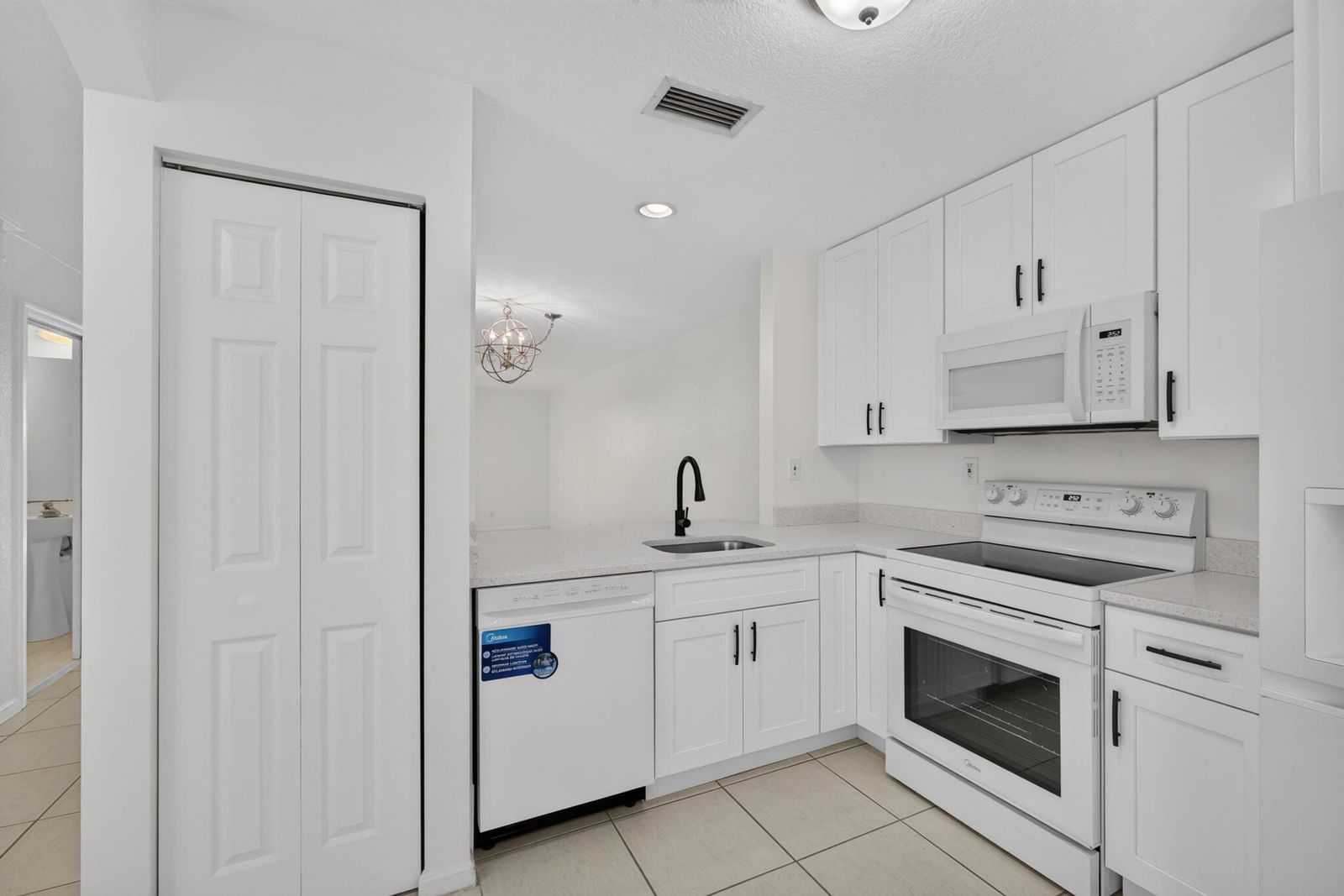 946 Summit Lake Drive, West Palm Beach, FL 33406 photo 5