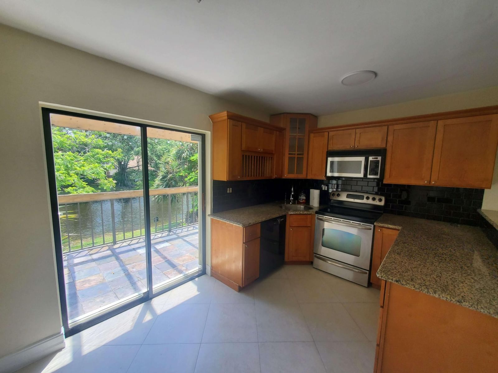 12 Wimbledon Lakes Drive #250, Plantation, FL 33324 photo 4