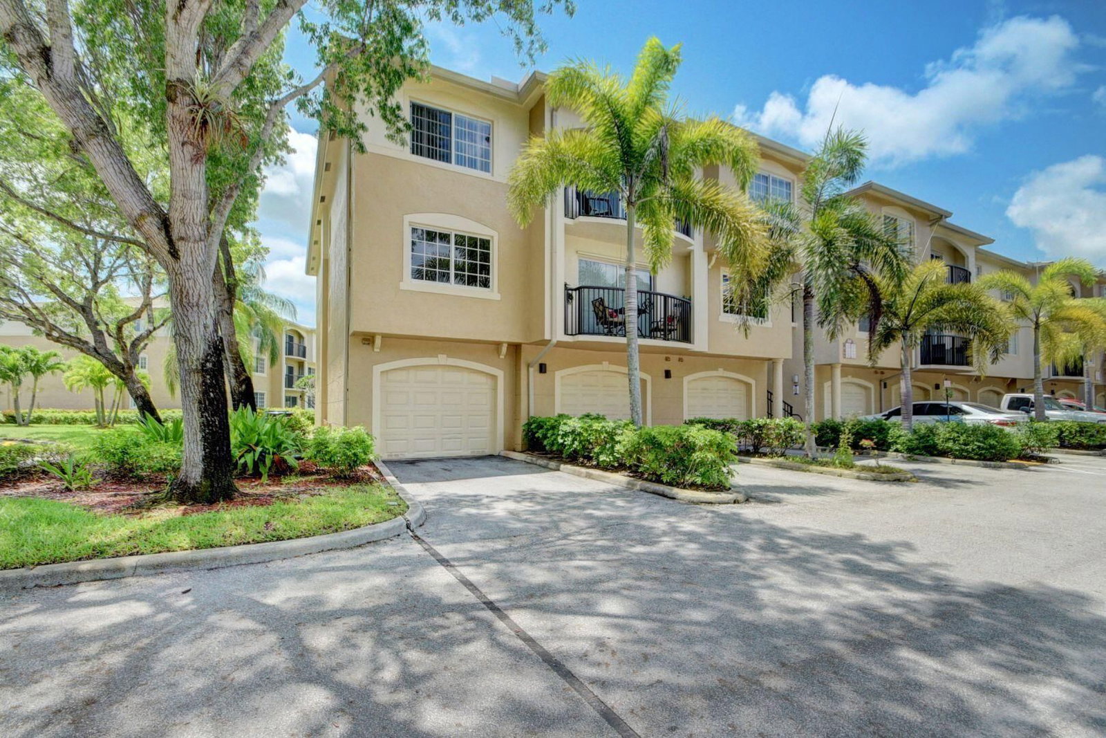 300 Crestwood Court N #307, Royal Palm Beach, FL 33411 photo 2