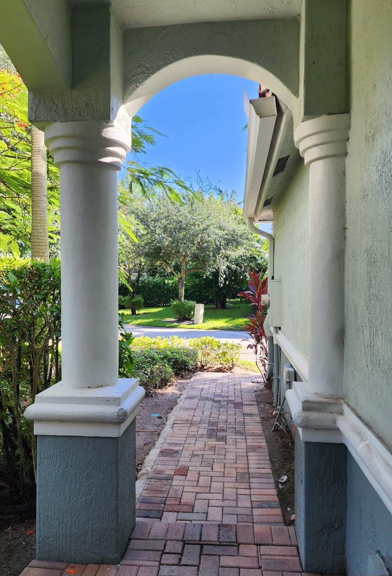 2124 Oakmont Drive, Riviera Beach, FL 33404 photo 4