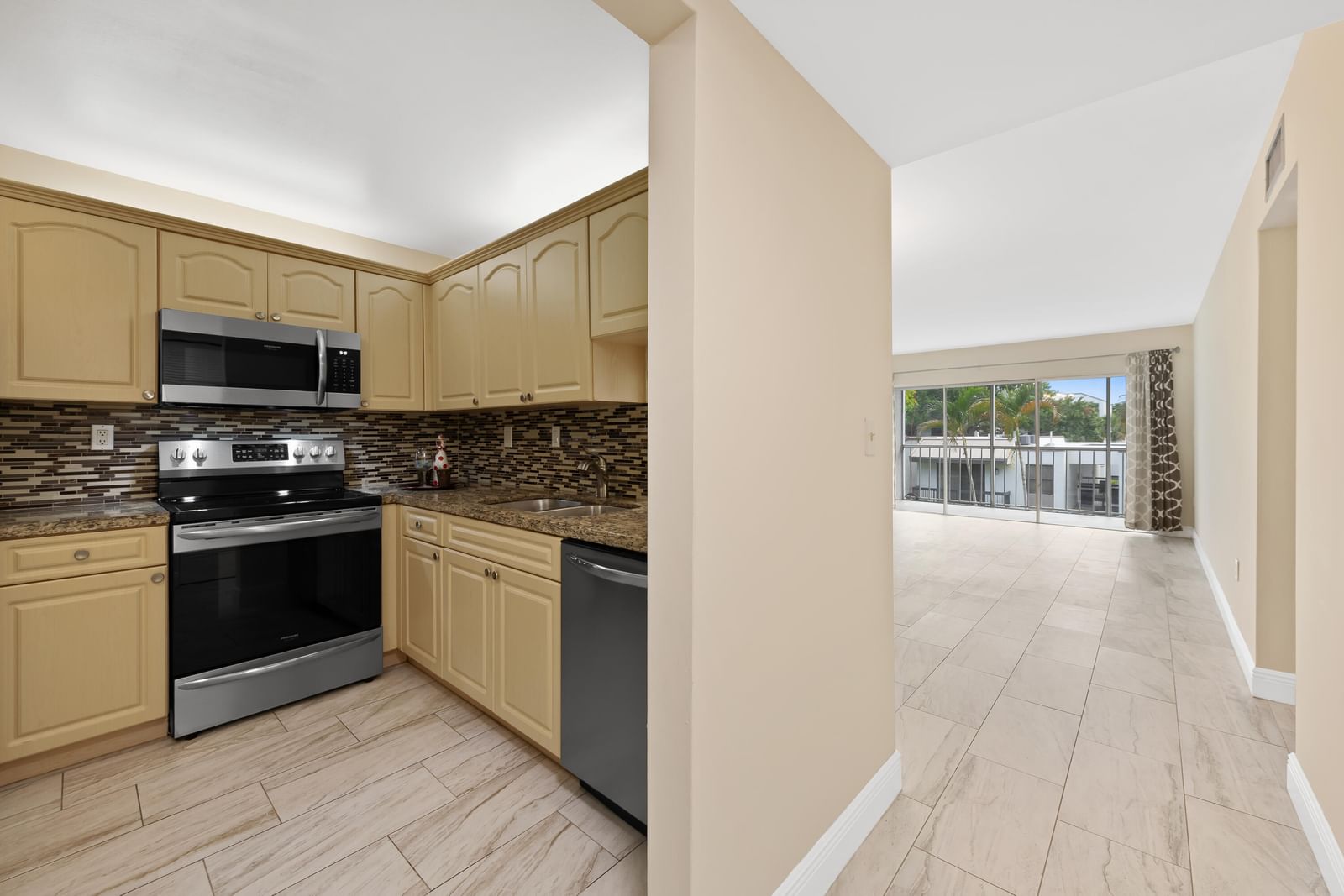 483 N Pine Island Road #C304, Plantation, FL 33324 photo 2