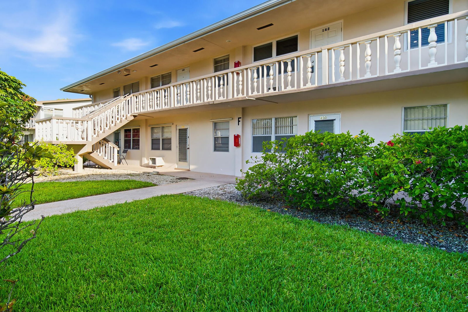 142 Norwich F, West Palm Beach, FL 33417 photo 2