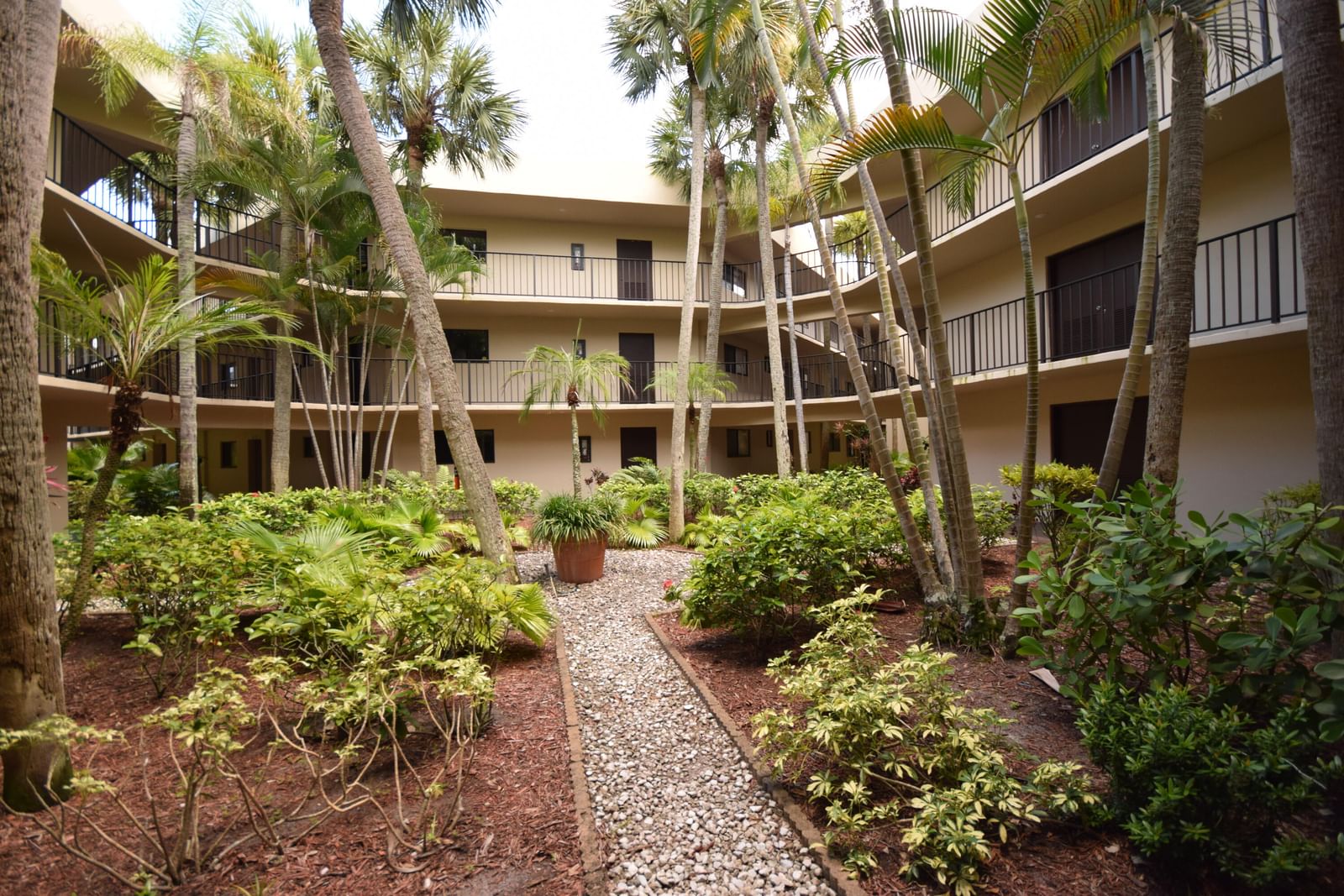 5220 Las Verdes Circle #220, Delray Beach, FL 33484 photo 2