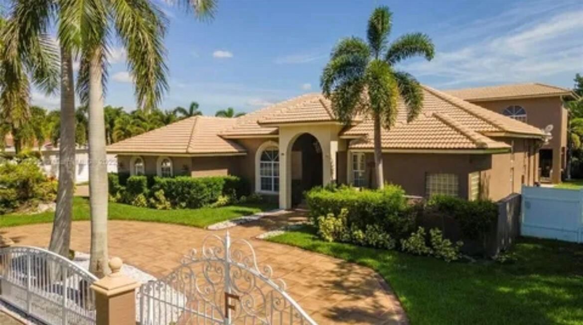 423 NE 3rd Street, Pompano Beach, FL 33060 photo 2