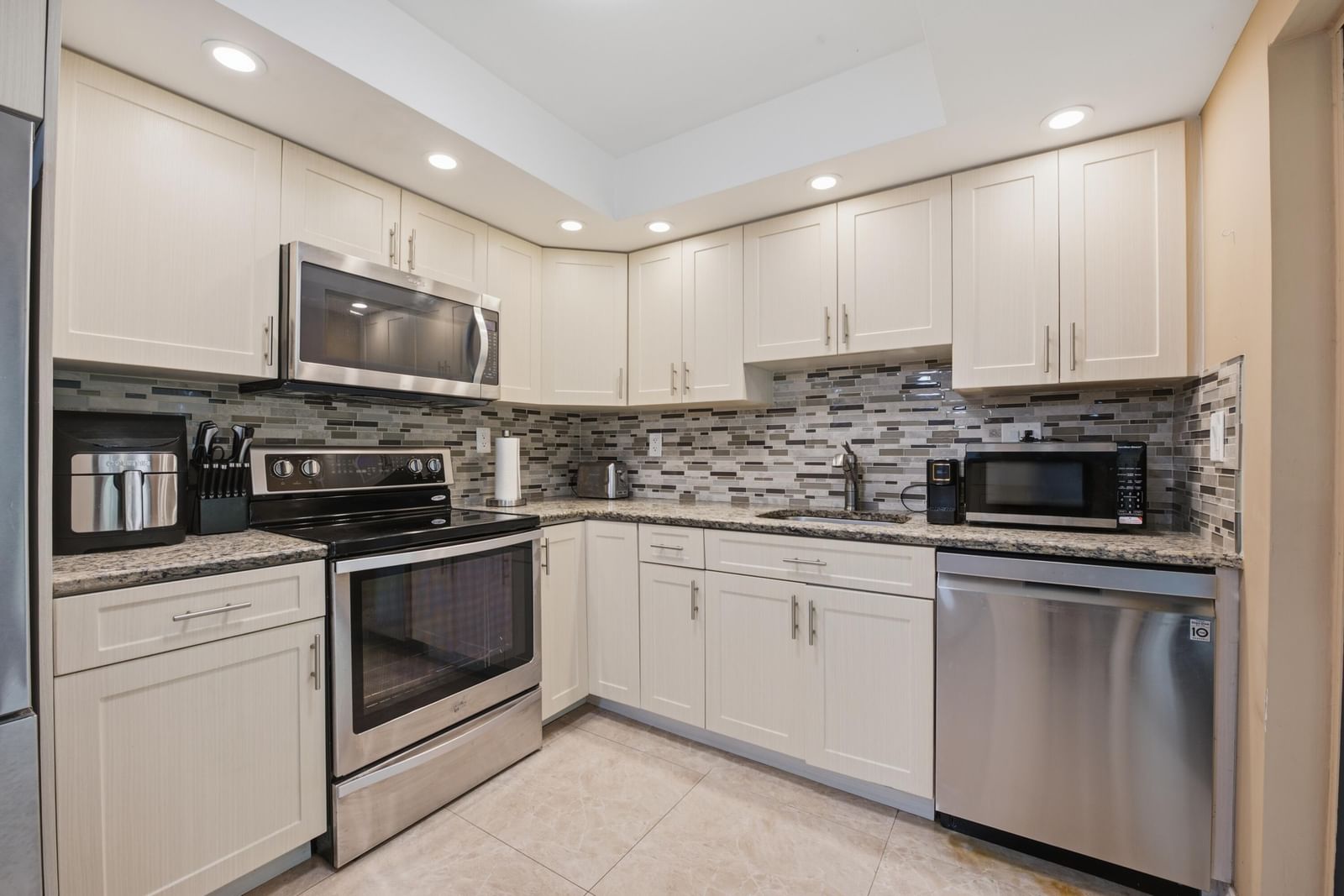 54 Capri B, Delray Beach, FL 33484 photo 2