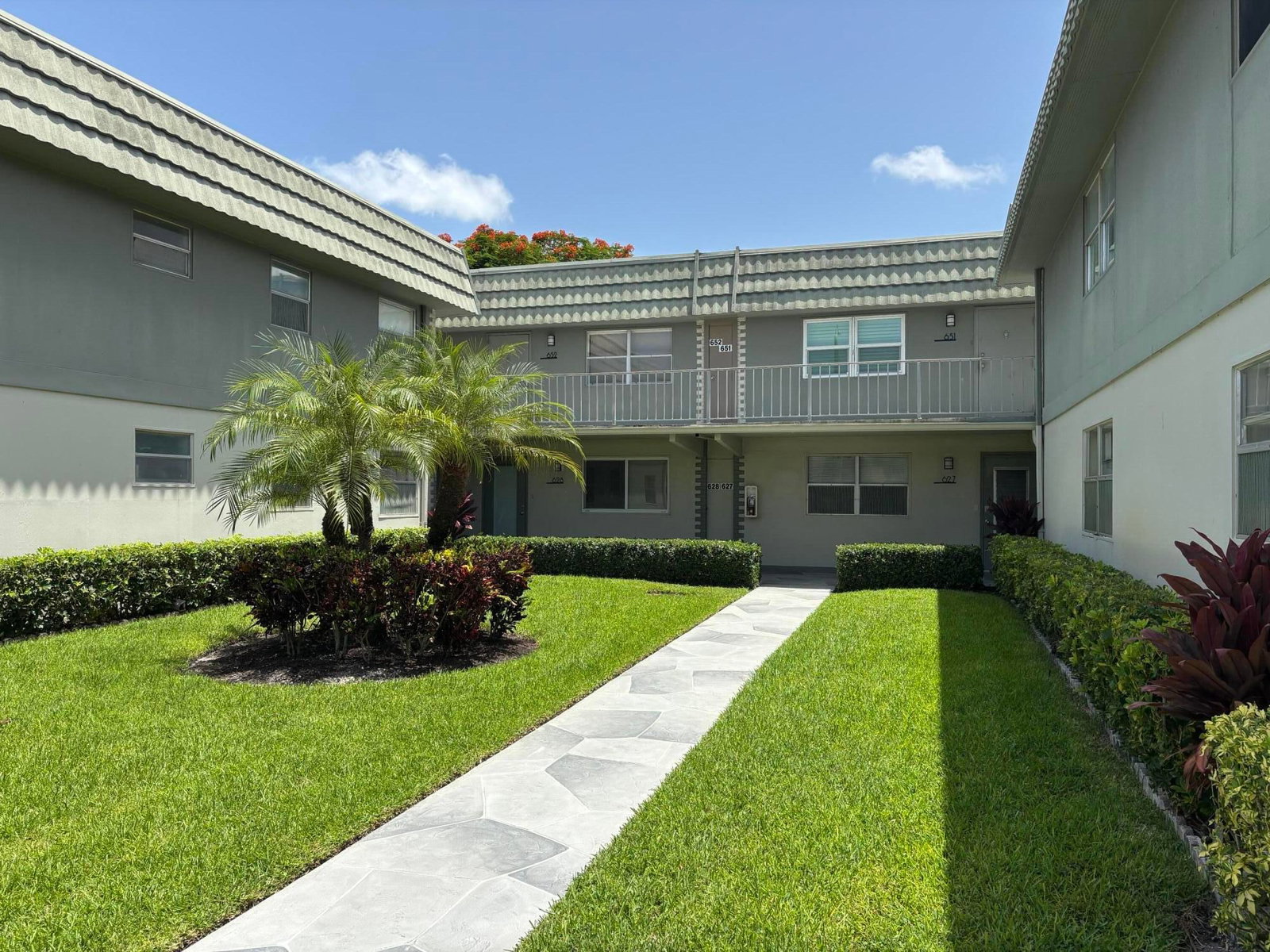 652 Flanders N, Delray Beach, FL 33484 photo 2