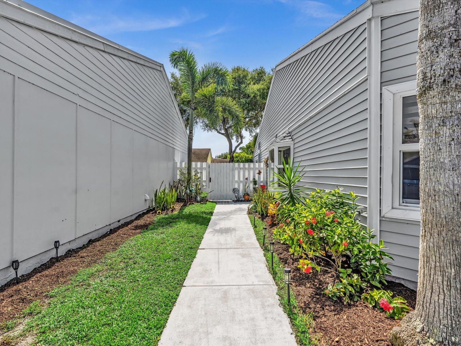 8 Hawthorne Lane, Boynton Beach, FL 33426 photo 5
