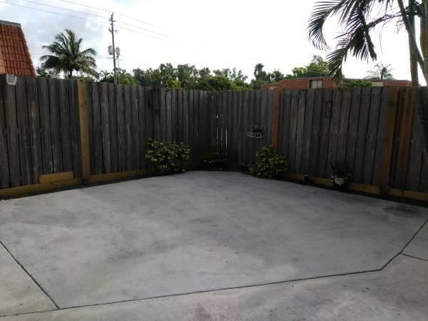 22 Springdale Circle, Palm Springs, FL 33461 photo 4