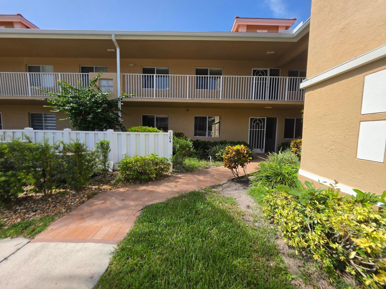 5951 REGAL GLEN Drive #104, Boynton Beach, FL 33437 photo 2