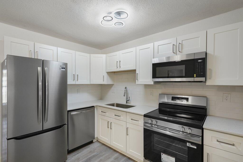 911 SE Dolphin Drive, Stuart, FL 34996 photo 2