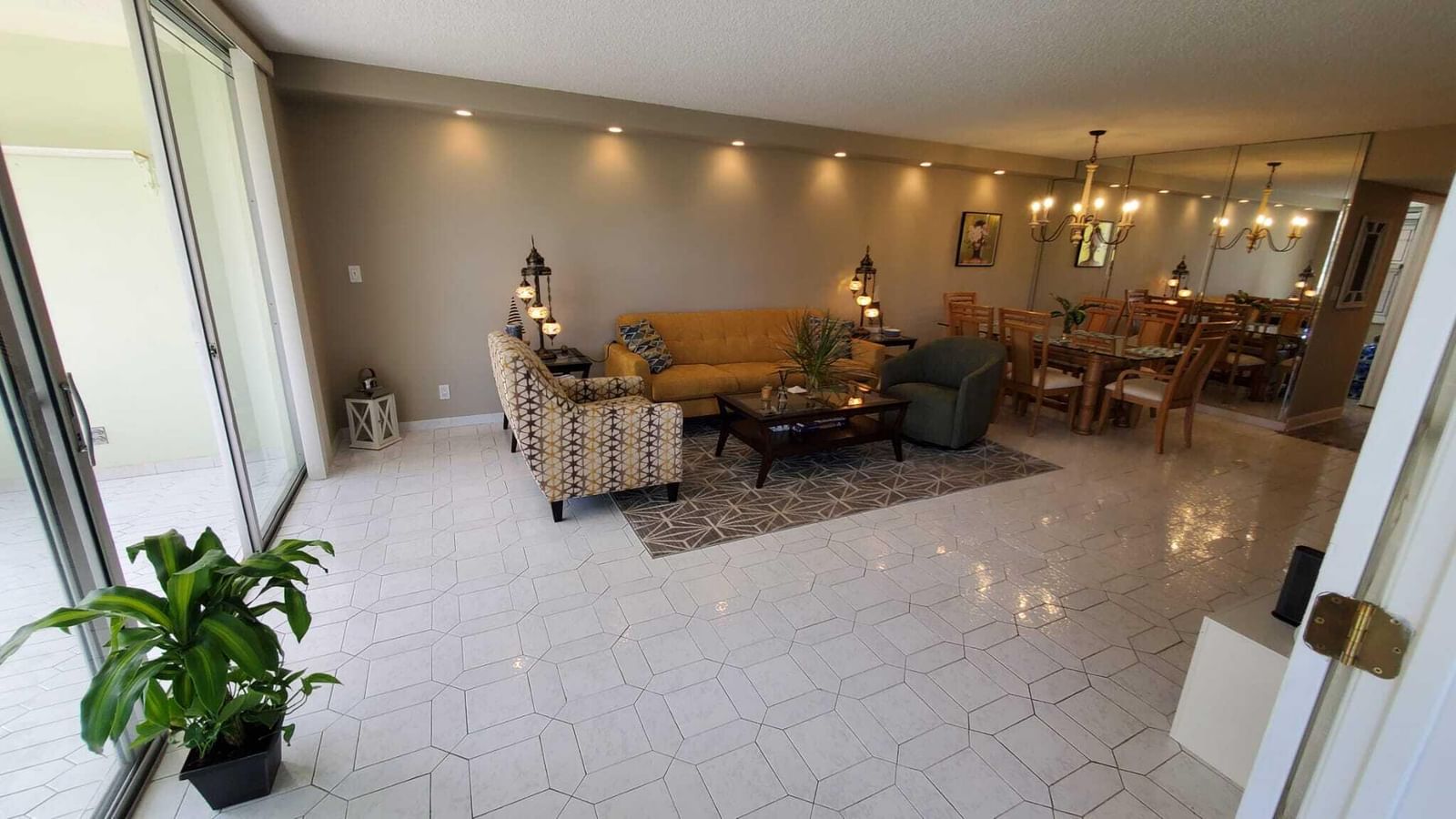 3800 OAKS CLUBHOUSE Drive #112, Pompano Beach, FL 33069 photo 2