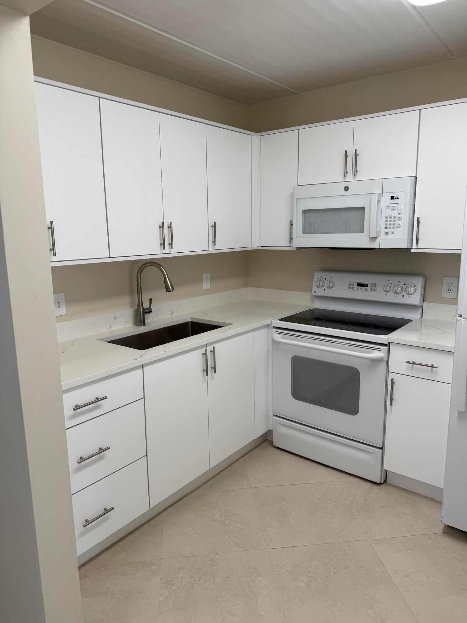 400 VILLAGE GREEN Circle W #105, Palm Springs, FL 33461 photo 4