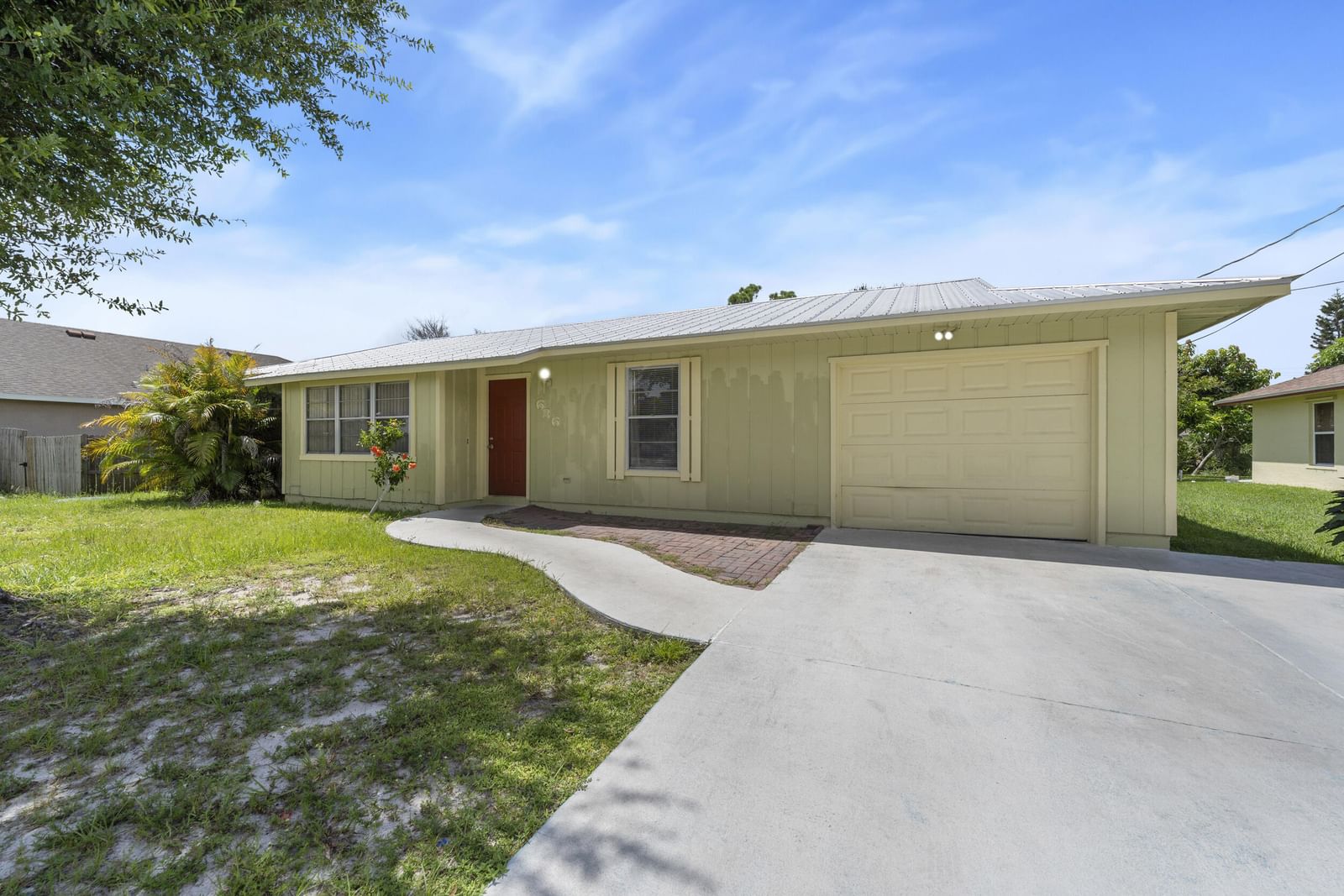 636 SW EYERLY Avenue, Port St Lucie, FL 34983 photo 2