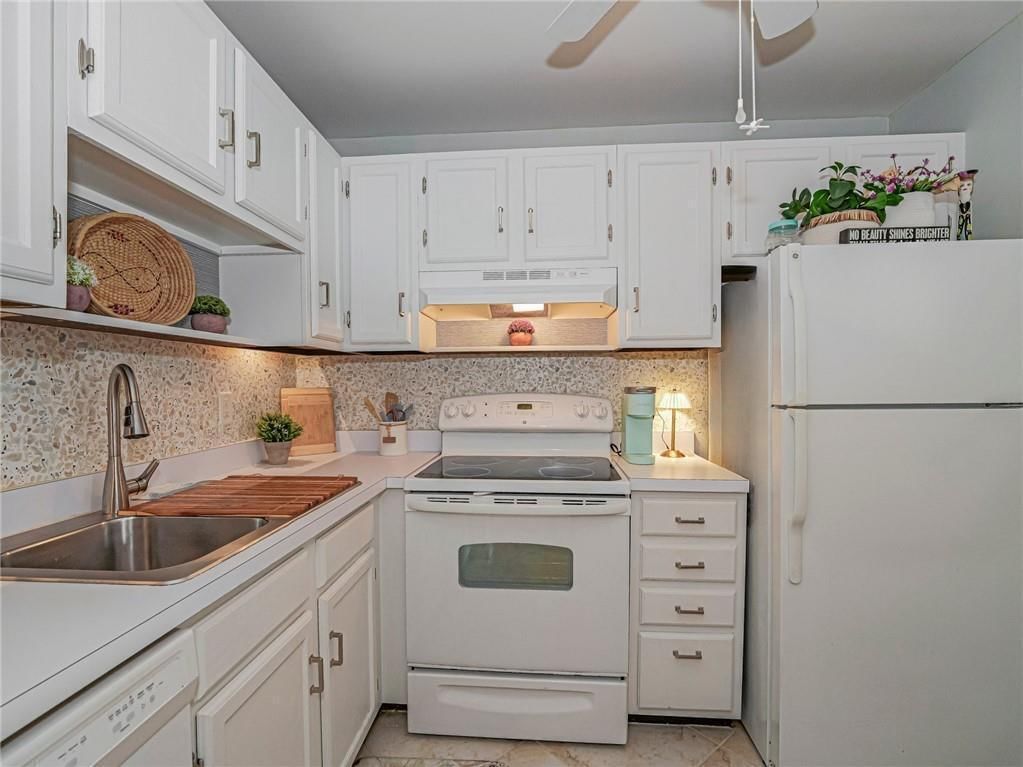 75 Royal Oak Court #204, Vero Beach, FL 32962 photo 3