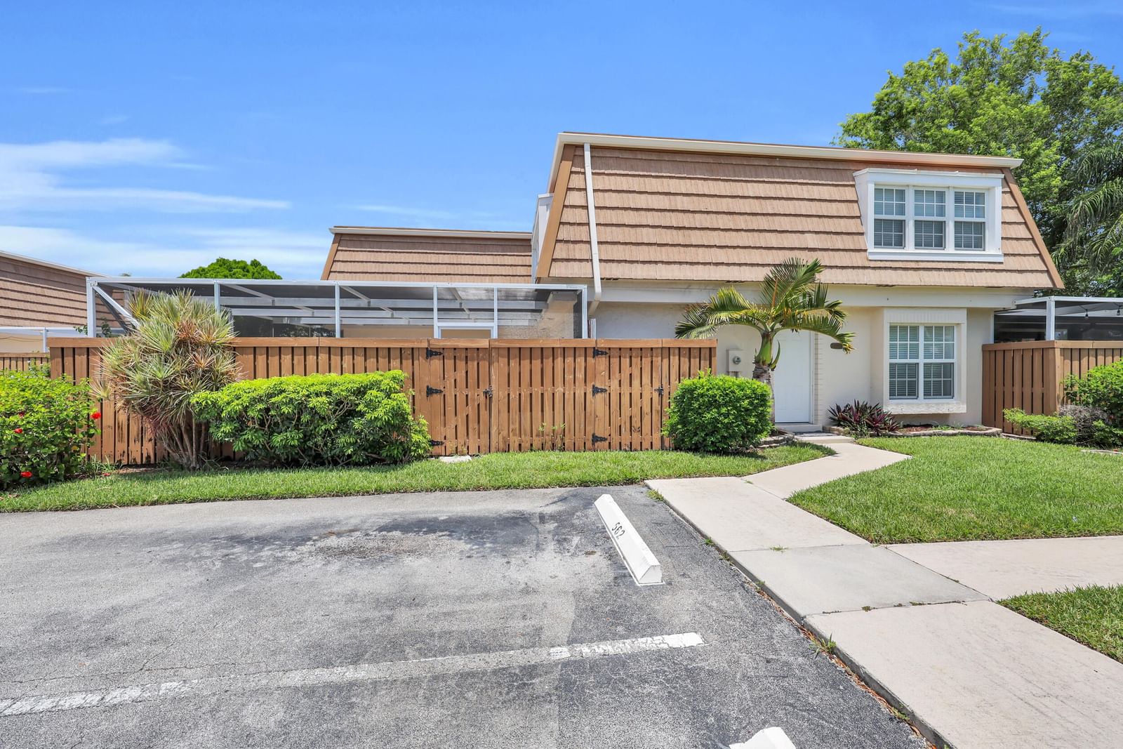 11557 WINCHESTER Drive, Palm Beach Gardens, FL 33410 photo 2