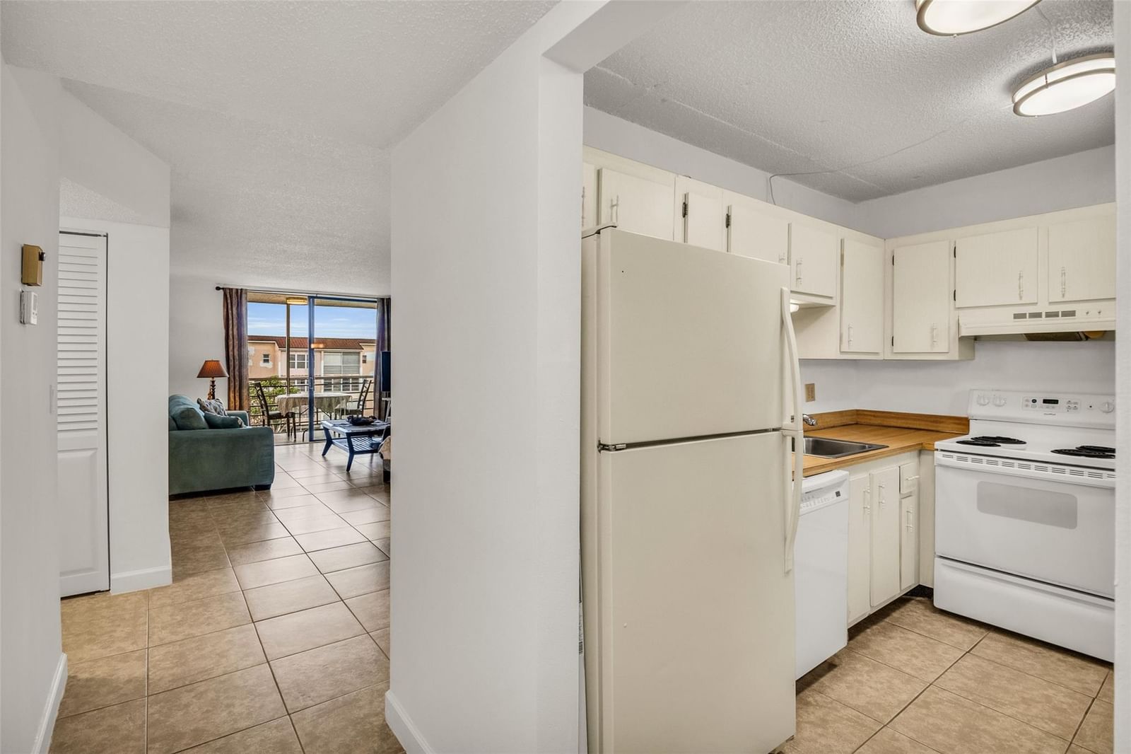 2840 Somerset Drive #403, Lauderdale Lakes, FL 33311 photo 3
