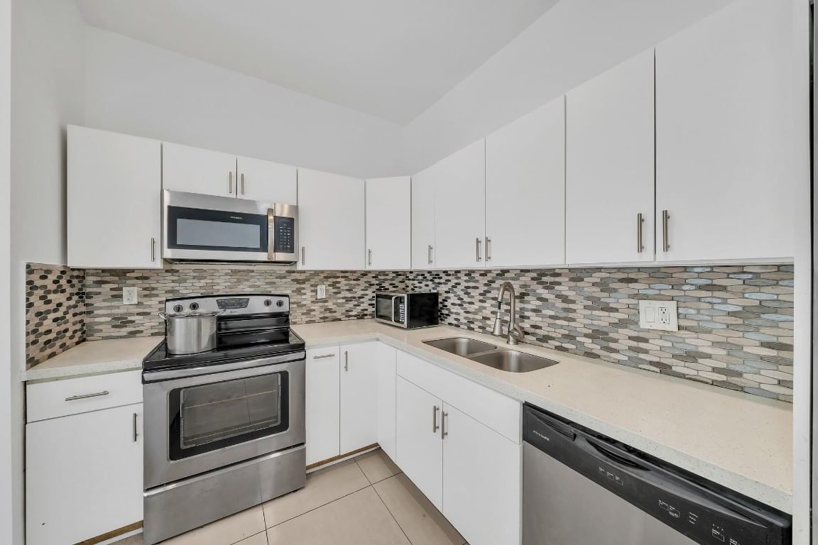 16010 NE 5th Avenue, Miami, FL 33162 photo 4