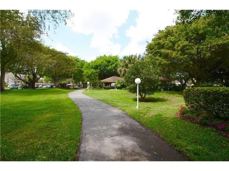 565 Oaks Lane #103, Pompano Beach, FL 33069 photo 4