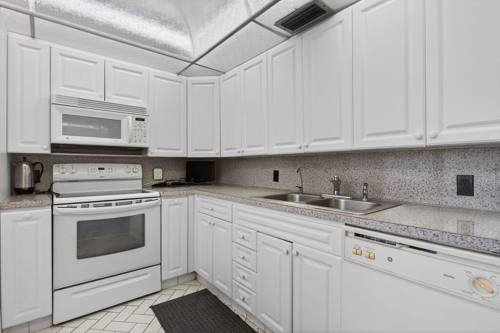 2403 Antigua Circle #B4, Coconut Creek, FL 33066 photo 2