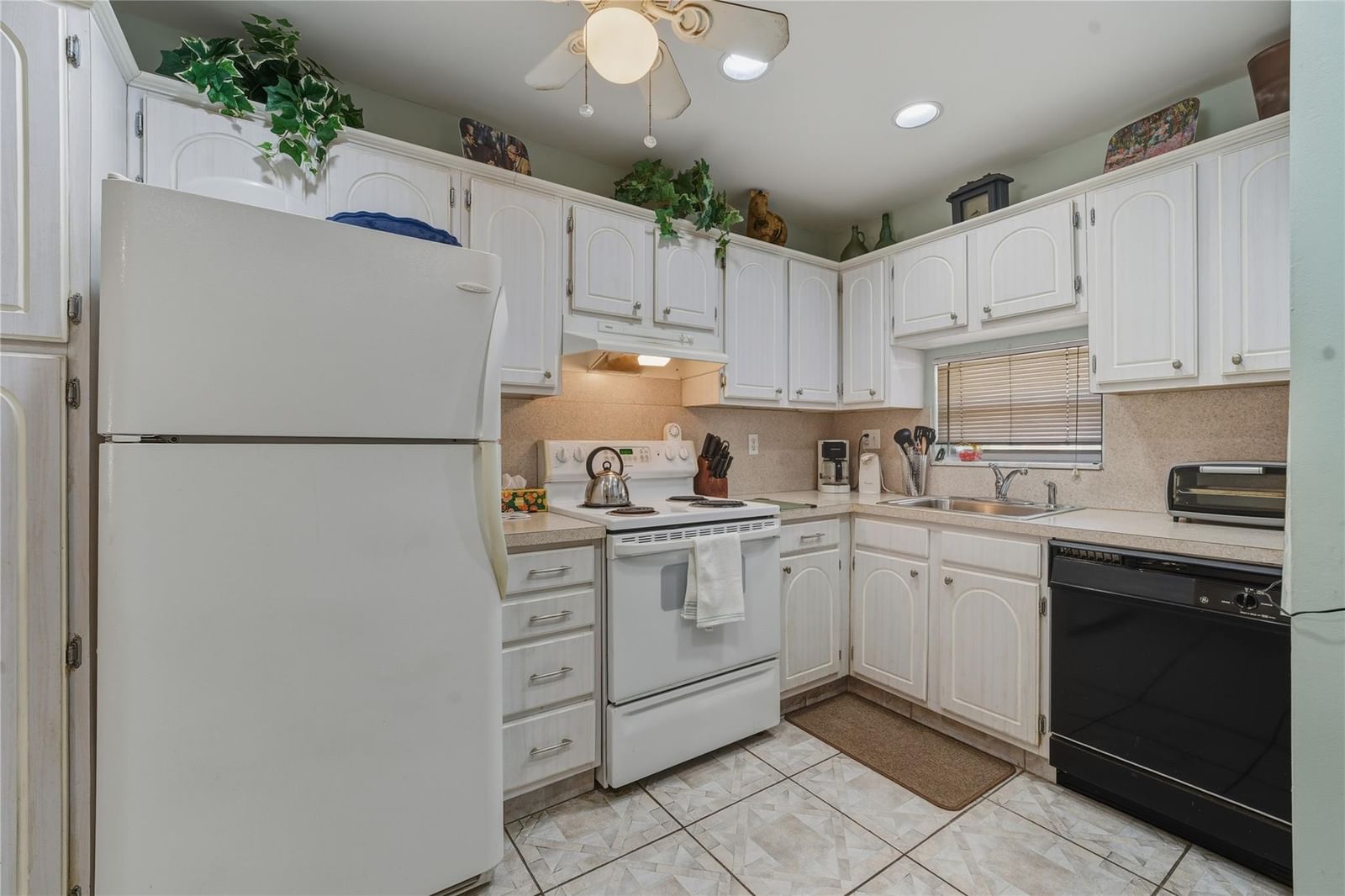 691 S Hollybrook Drive #304, Pembroke Pines, FL 33025 photo 2
